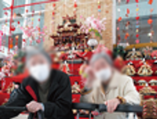 ひな人形が展示された室内