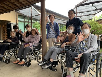 中庭のベンチと植栽