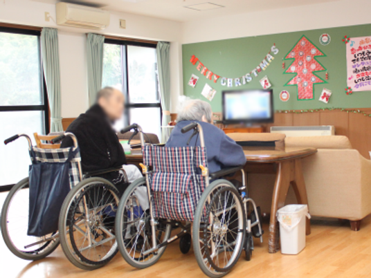 季節の装飾が施された共有スペース