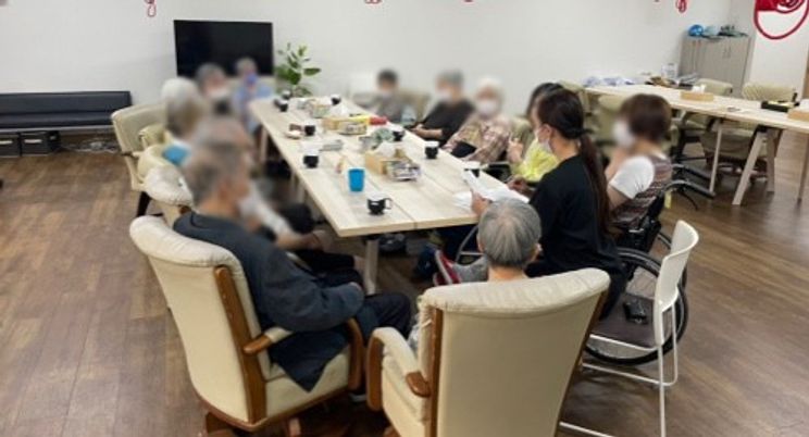 人々が集うラウンジ
