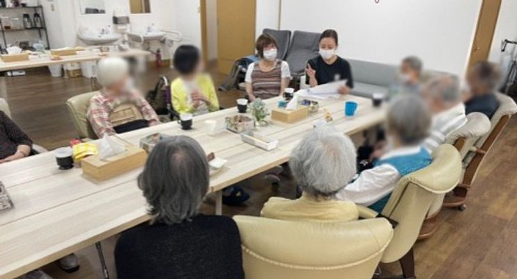 円卓を囲む人々の部屋