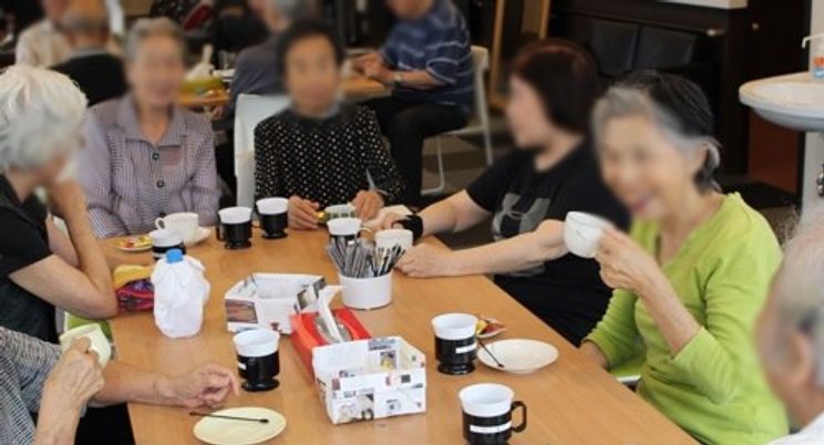 皆で談笑する空間