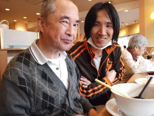 食事補助を行うスタッフと入居者