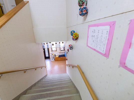 階段と手すりの廊下