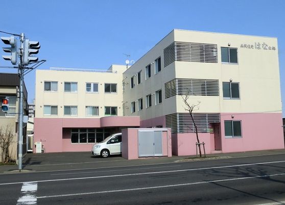 ピンクの建物外観