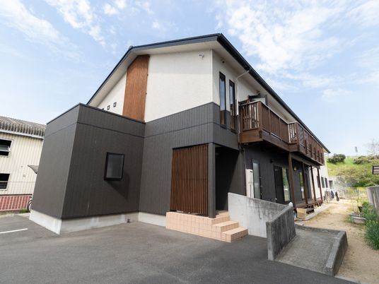 施設の庭付き外観