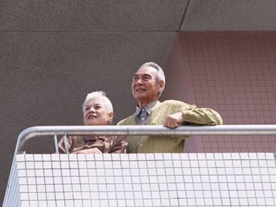 バルコニーで笑顔の高齢者