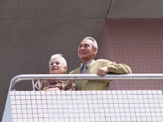 バルコニーで笑顔の高齢者