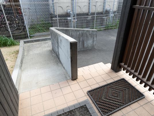 施設の出入り口と中庭