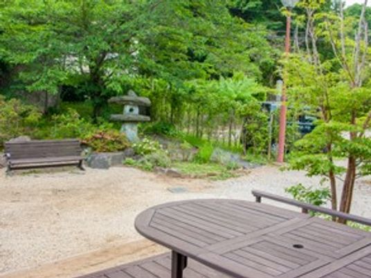 静かな中庭の風景
