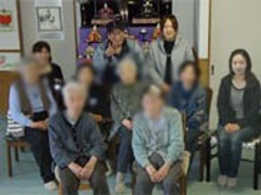談笑する人たちの居室