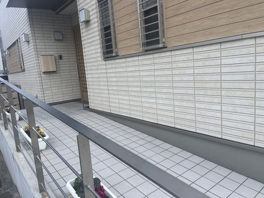 明るいエントランスの全景