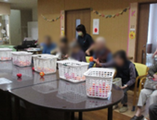 手作業中の皆さんがいる室内  