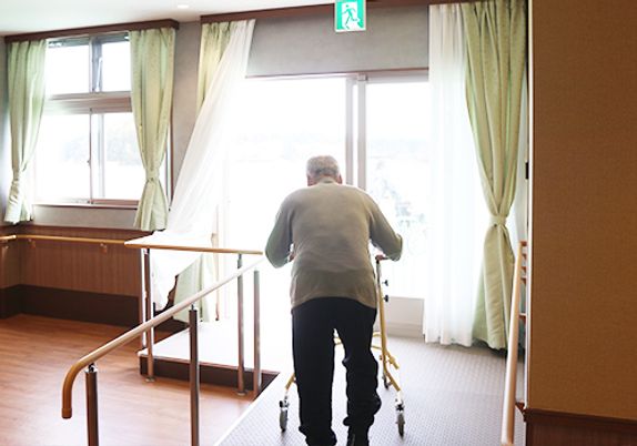 車椅子利用の人の様子廊下  