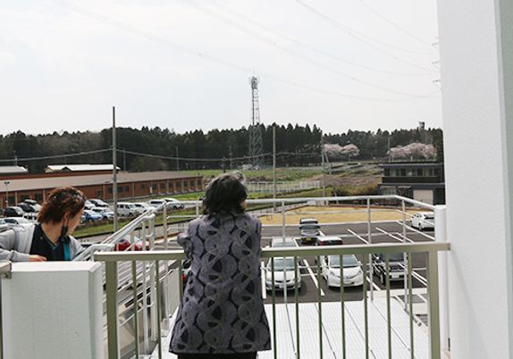 二人が立つバルコニー