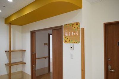 明るい廊下の一角