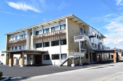 青空の下の建物外観