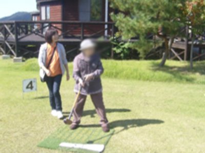 屋外で運動を楽しむ様子