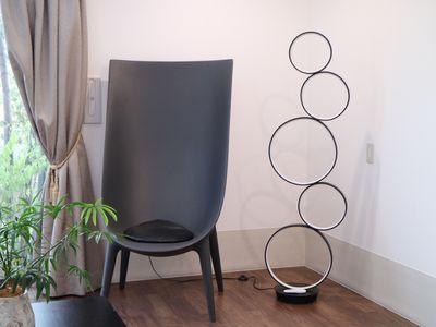 椅子と観葉植物の角部屋