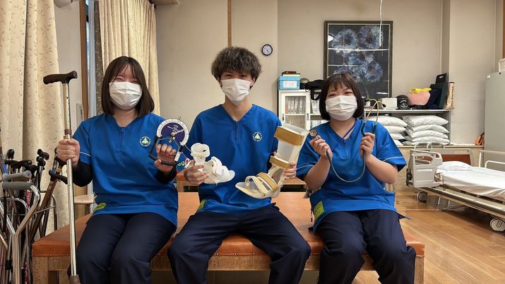 笑顔でツールを持つスタッフ