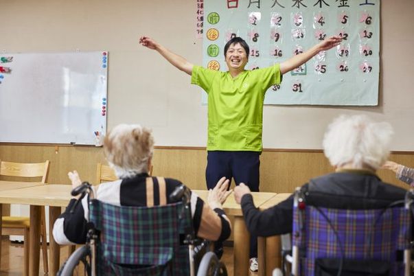 笑顔で体操をする様子