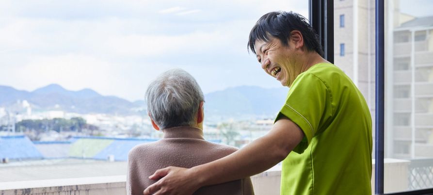 笑顔で会話するスタッフと利用者