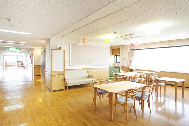 明るく開放的な食堂
