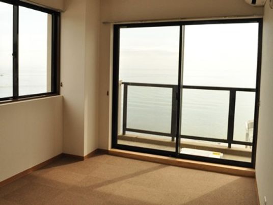 海に面した空の居室