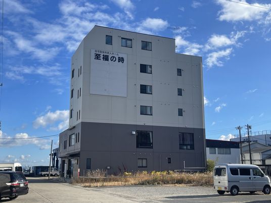 白い建物の外観