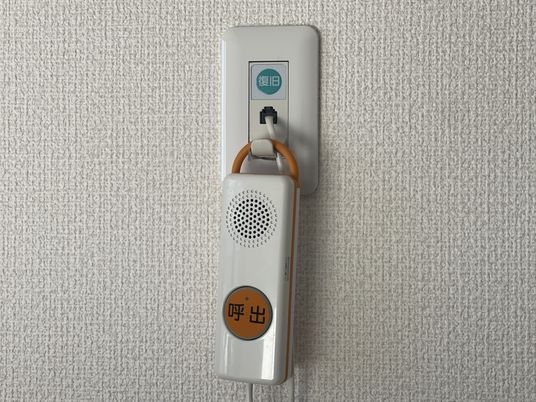 呼び出し装置がある壁