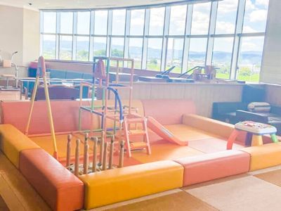窓際にある広い遊具