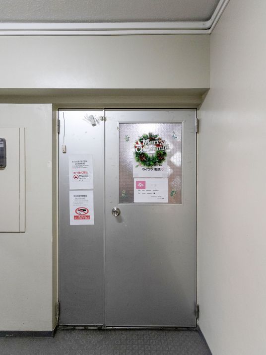装飾付きの扉と廊下