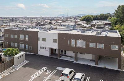 モダンな外観の建物