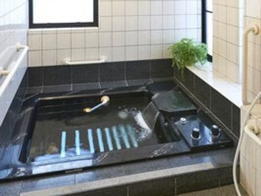 黒い浴槽がある浴室