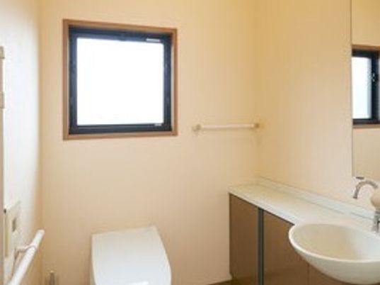 清潔なトイレと洗面台