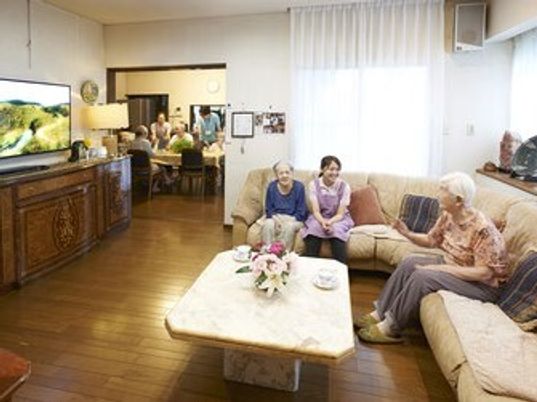 明るい居室と笑顔の人々