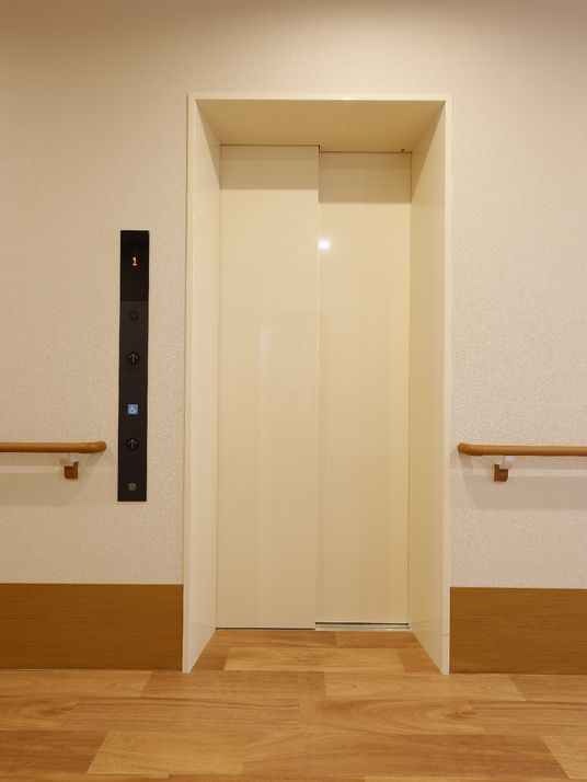 明るいシンプルな棚