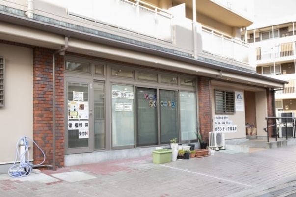 入口のある建物の外観