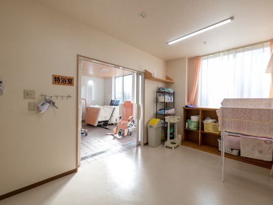 明るい居室の一角