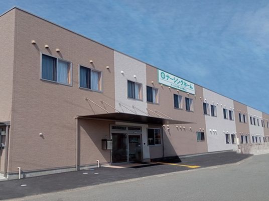 茶色の建物のエントランス