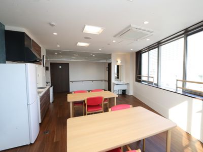 明るい共用ダイニング