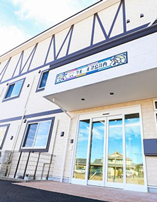 広々とした建物のエントランス