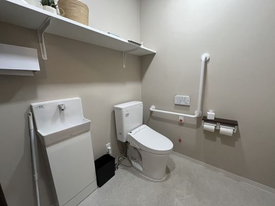 手すり付きのトイレ空間
