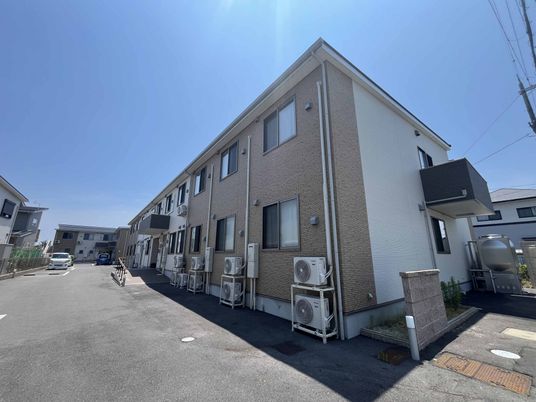 白い建物の外観