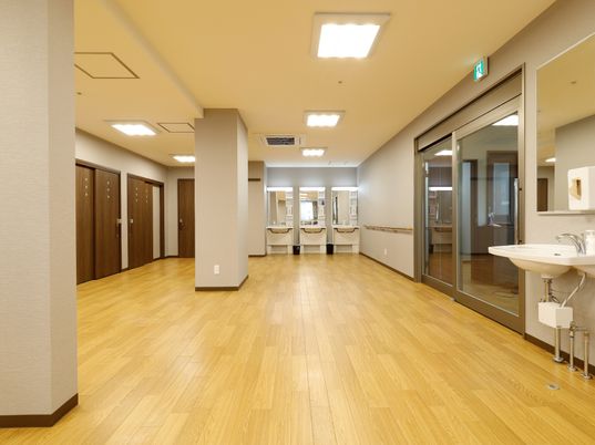 清潔な廊下と洗面台