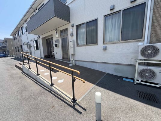 手すり付きのエントランス