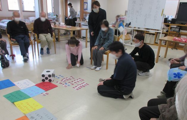 ゲームを楽しむ人々の居室