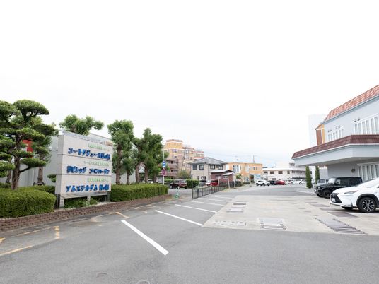 広々とした駐車場の風景