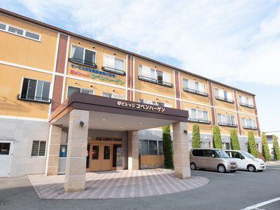 建物正面のエントランス風景