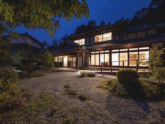 静かな庭の夜景